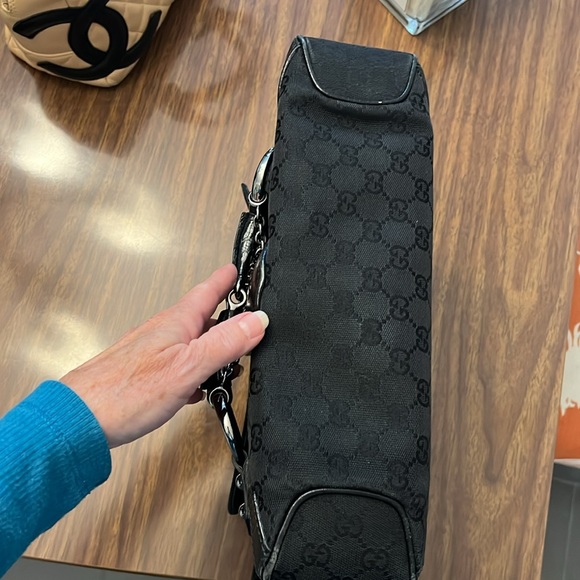 Pre loved Gucci bag. Has wear on corners but still looks nice. - Picture 2 of 6